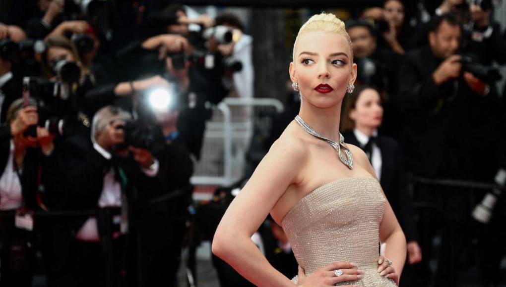 “(Furiosa) es resiliencia; a mí me afectó la historia (en ese sentido) y espero que afecte a otras chicas de muy buena manera. Esta chica tiene esta esperanza imposible de que puede volver a casa y es algo que me afectó bastante”, expresó la estrella hollywoodense de 28 años. “No importa la cantidad de veces que alguien te aplasta, levántate, porque en algún momento vas a ganar”.