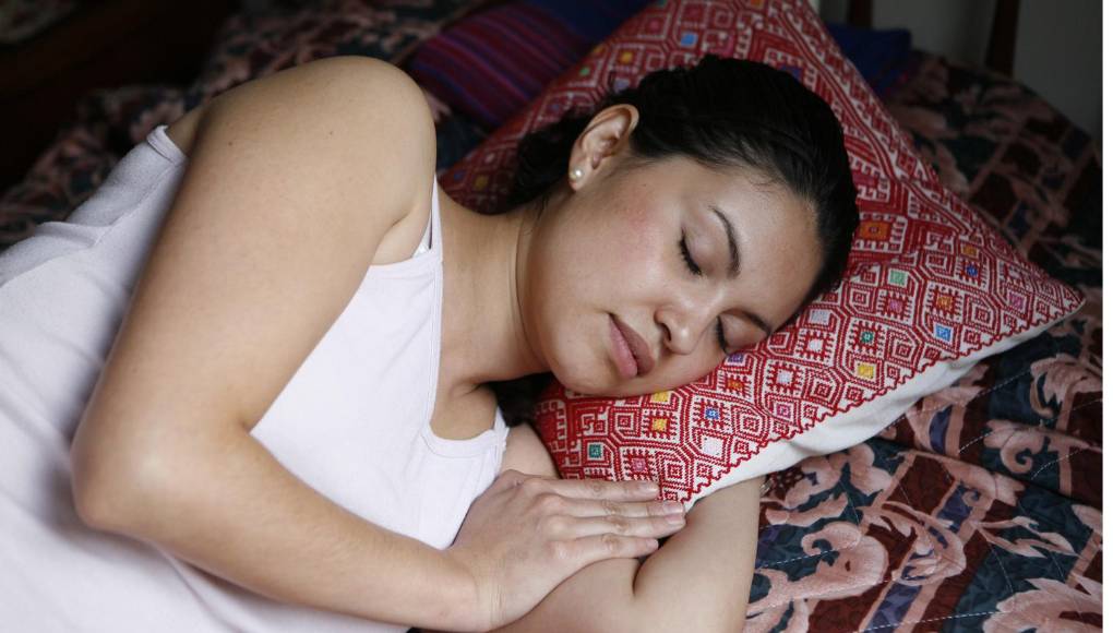 Cómo la falta de sueño puede ensanchar su cintura