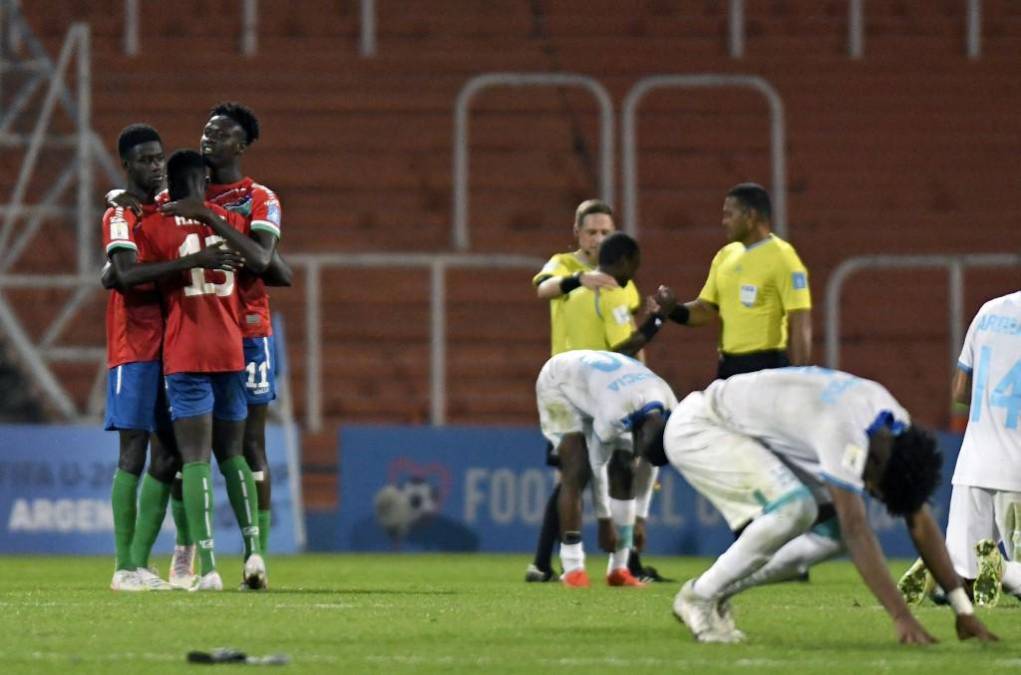 El pitazo final llegó y los jugadores de Gambia festejaron a lo grande la victoria. En el caso de los hondureños, no pudieron evitar la decepción.