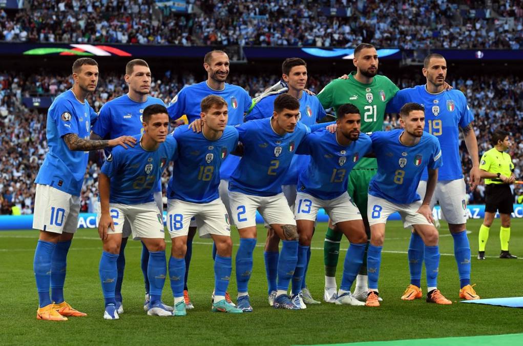 Los jugadores titulares de Italia posando antes del partido frente a Argentina.