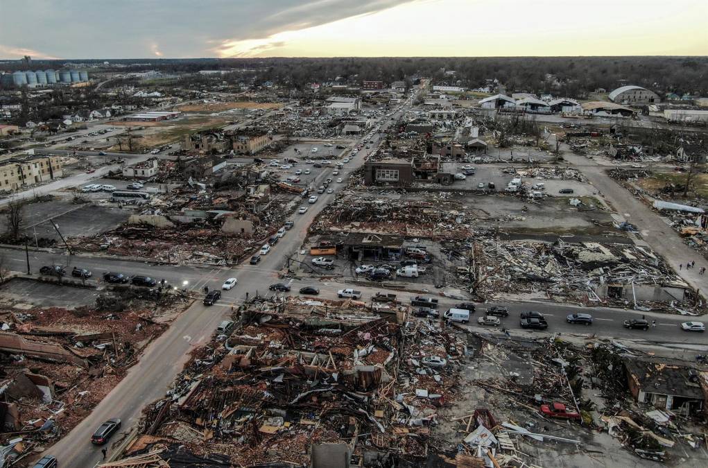 La atención se concentró en la localidad de Mayfield (Kentucky). Las imágenes que han mostrado los medios muestran esta localidad completamente devastada, con la gran mayoría de sus edificaciones destruidas.
