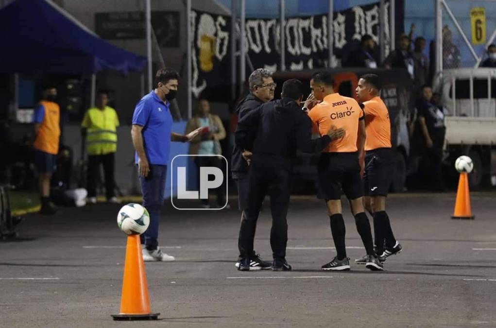 El entrenador del Real España, Héctor Vargas, reclamó fuerte a los árbitros y fue expulsado.