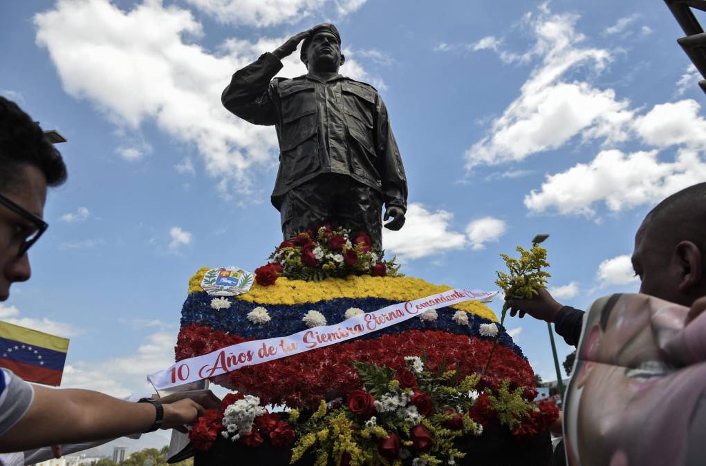 Transformado en una especie de santuario, el “Cuartel de la Montaña 4F”, donde se encuentra la tumba de <b>Chávez</b>, fue abierto al público para permitir el ingreso de todos los que quisieran rendir tributo al creador de la izquierdista “revolución bolivariana”. 
