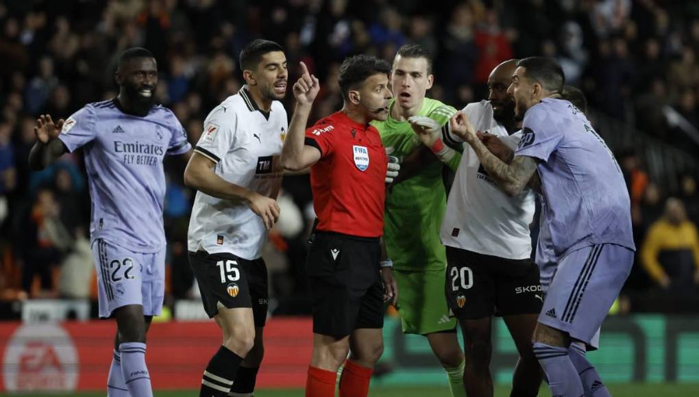 Real Madrid teme que la distancia con el Barcelona se reduzca aún más y que el encuentro se convierta en un enfrentamiento decisivo en la lucha por el campeonato.