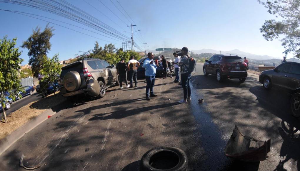 Entre los vehículos afectados hay pick-ups, al menos una motocicleta y varios automotores livianos, pero afortunadamente ninguna persona murió.
