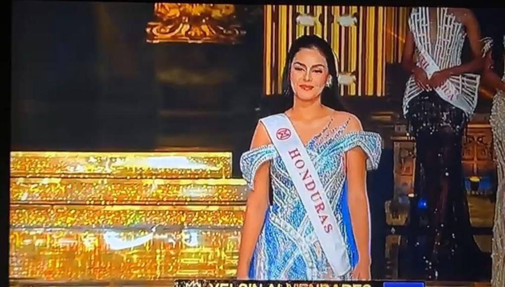 El vestido tiene detalles en sus mangas y luce una hermosa capa en su espalda.