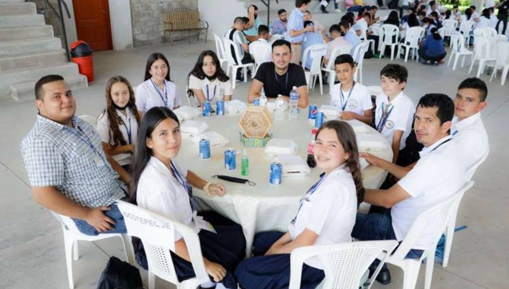 <b>“En las olimpiadas te dan ejercicios que no son para resolver mecánicamente, te dan un texto y de ahí uno tiene que ingeniárselas con todo lo que sabe. Incluso, se vuelve más de español que de matemáticas, porque si uno no entiende el problema, no lo puede resolver”: Dulce María.</b>