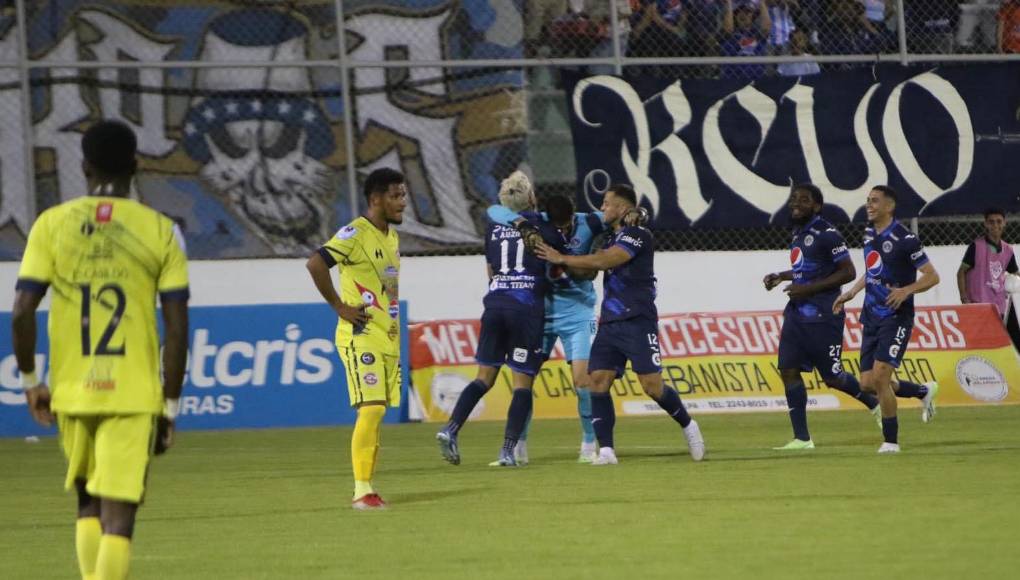 El guardameta de Motagua sorprendió y también se asombró ante el golazo que acababa de anotar. La alegría no solo fue suya y sus compañeros se unieron a los festejos. 