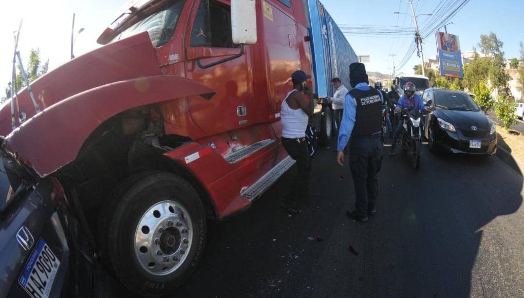 Por otro lado, el conductor de la rastra fue detenido por agentes de la Dirección Nacional de Vialidad y Transporte para efectos de investigación y determinar qué fue lo que sucedió.