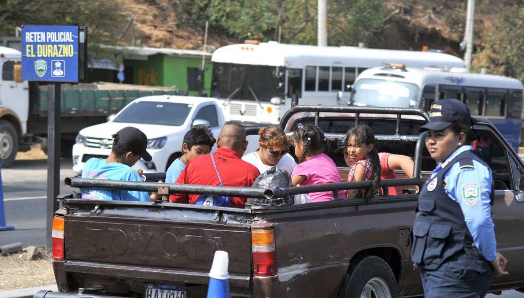 Familias hondureñas se movilizan en sus propios vehículos para descansar en los sitios donde pasarán sus vacaciones de Semana Santa.