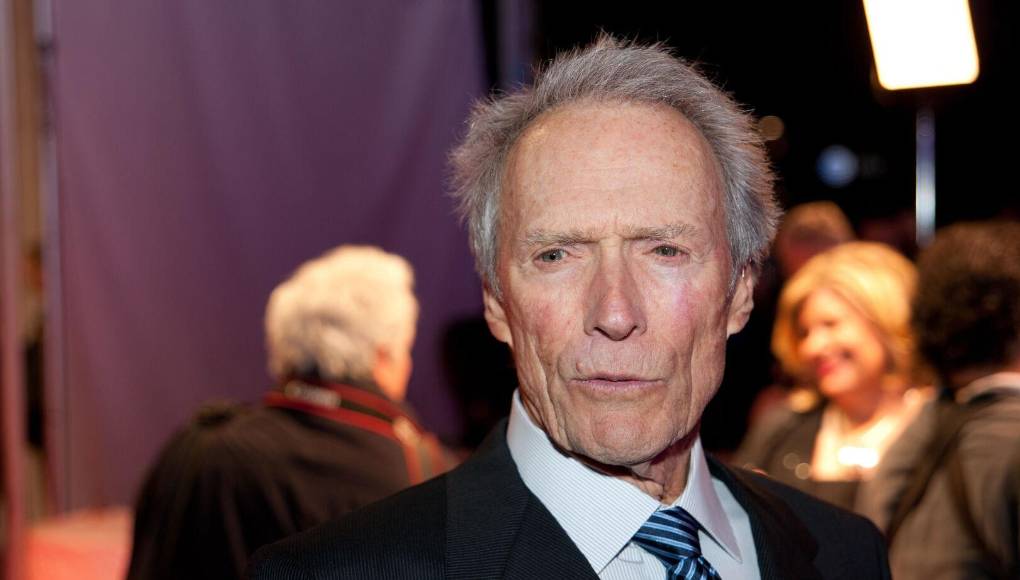 El actor y director estadounidense cumple 94 años el 31 de mayo pero sigue, infatigable, en el mundo del cine: prepara su última película, “Juror #2″. La más reciente cinta del director es “Cry Macho”, de 2021, lo que demuestra su gran vitalidad para seguir viviendo superados las nueve décadas. 