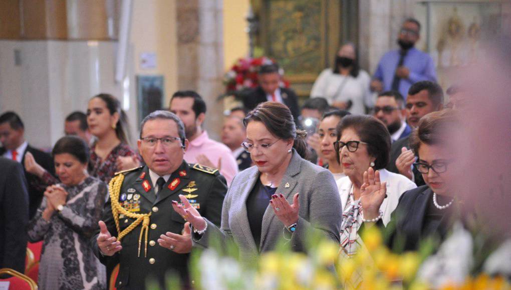 Castro colocó una ofrenda floral a la Virgen de Suyapa y saludó a Nácher, quien le entregó un cuadro con la imagen de la patrona de Honduras.