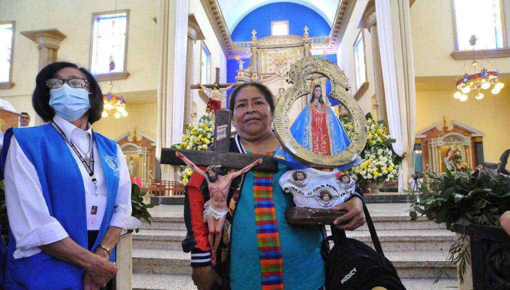  Los alrededores del santuario de Suyapa son ocupados, además, por comerciantes que venden artesanías de barro y madera con imágenes de la patrona de Honduras, camisetas, gorras, llaveros, lo mismo que comidas, refrescos, agua y dulces. EFE