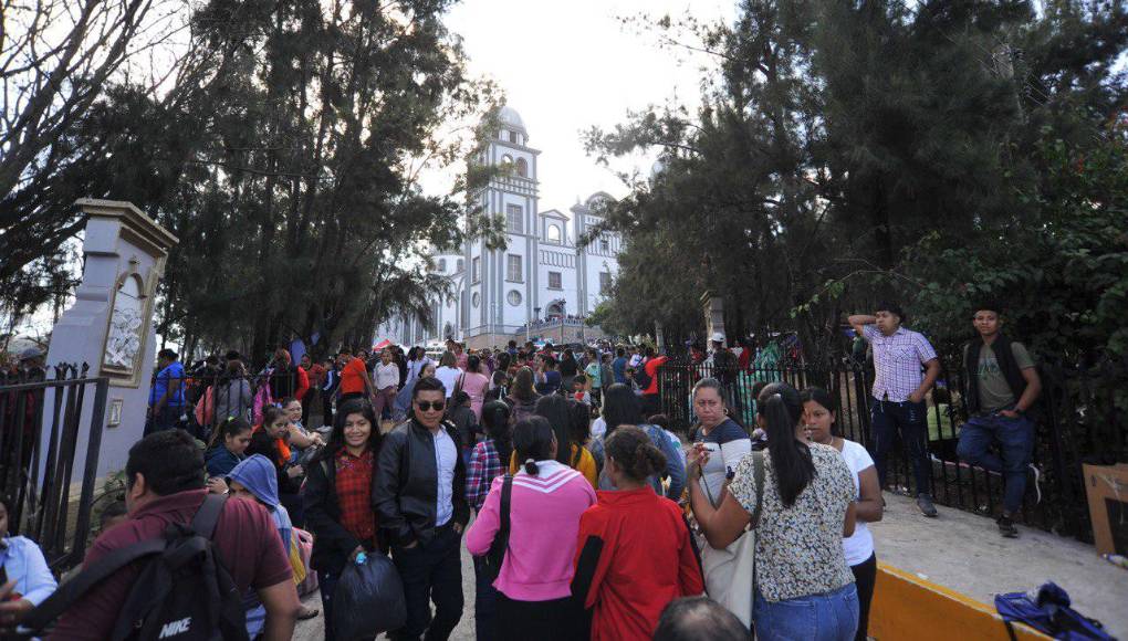 Según apuntes históricos, la imagen de la Virgen de Suyapa fue hallada por dos campesinos, un adulto y un niño, cuando regresaban de sus actividades agrícolas hacia la aldea Suyapa, en el extremo oriental de la capital hondureña, en 1747.