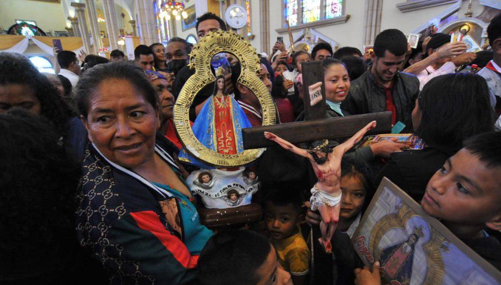 Entre los asistentes a la misa conmemorativa figuraron la presidenta hondureña, Xiomara Castro; su hijo y secretario privado, Héctor Zelaya; funcionarios del Poder Ejecutivo, diputados del Parlamento, magistrados de la Corte Suprema de Justicia, diplomáticos y miles de feligreses, entre otros.