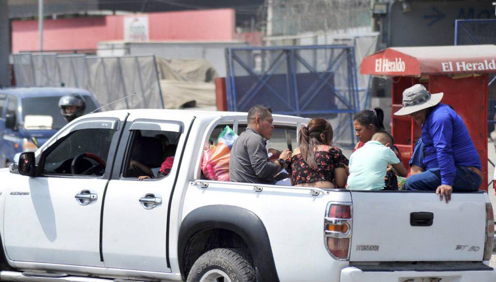 Familias enteras se trasladan con varias maletas de Tegucigalpa hacia sus lugares de origen o a visitar familiares.
