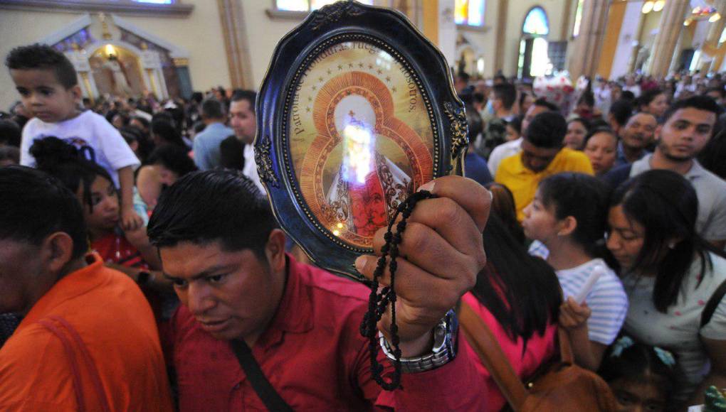 En su homilía, Nácher pidió a la Virgen de Suyapa por todas las mujeres hondureñas que “con amor han dicho sí a la vida como un día tú lo dijiste, un sí auténtico, proteger el ser que habitaba dentro de ellas, el hijo desde su concepción”.