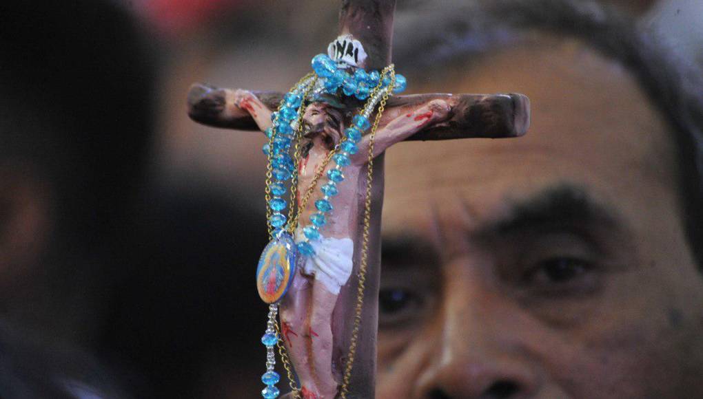 Los actos fueron precedidos de una alborada que se celebró el viernes en la basílica menor, que lució abarrotada de feligreses y artistas nacionales.