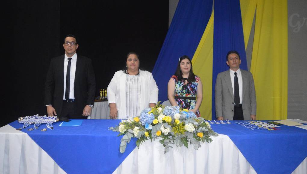 La mesa principal estuvo integrada por José Soto, director general;Ana Reyes, directora académica Big Step Institute; Yolany Mejia, maestra guía de undécimo grado grado y Eddie Alvarado, representante de la junta directiva.