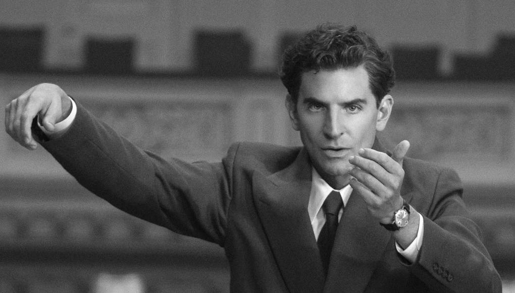 Muchas menos posibilidades condensa Bradley Cooper que, gracias a sus distintas facetas como actor, director y productor, suma doce nominaciones a lo largo de toda su trayectoria contando las de este año.En esta ocasión se puso en la piel del célebre Leonard Bernstein en ‘Maestro’, un biopic musical que trata el apasionado y a la vez tormentoso vínculo sentimental que el director de orquesta mantuvo con su esposa, Felicia Montealegre, en una vida colmada de éxito y talento, pero también de desengaños y deseos ocultos.Nominado a mejor actor sin éxito hasta en tres ocasiones anteriormente, por ‘Silver Linings Playbook’ (2012), ‘American Sniper’ (2014) y ‘A Star is Born’ (2018), Cooper quiere cumplir su sueño de ganar un Óscar y trata de mantenerse en la disputa, pero su recorrido en lo que va de temporada de premios no resulta halagüeño.