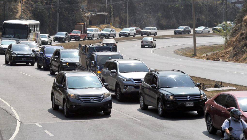 El tráfico vehicular se comenzó a poner pesado después del mediodía de este Domingo de Ramos.