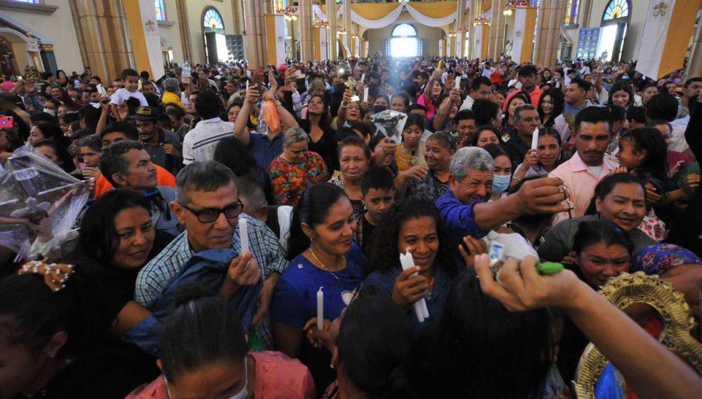 Miles de católicos conmemoraron este sábado los 277 años del hallazgo de la imagen de la Virgen de Suyapa, patrona de Honduras, con una misa oficiada en la capital por el arzobispo de Tegucigalpa, el español José Vicente Nácher.