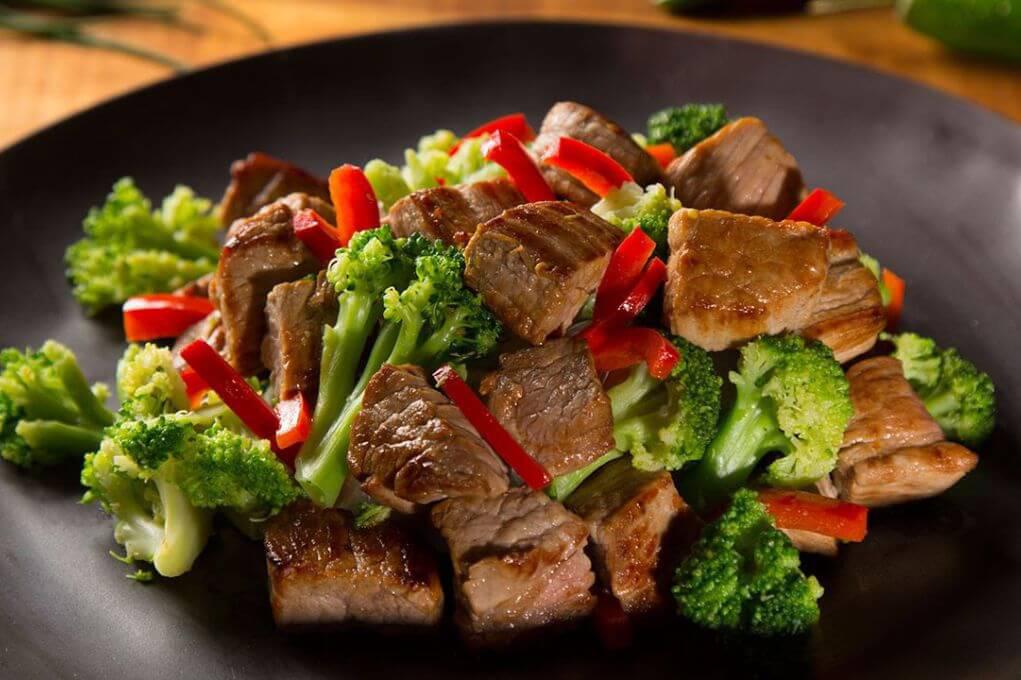 Filete de Res con Pimiento y Brócoli: Continúa el festín con un filete de res perfectamente cocido, acompañado de pimientos frescos y brócoli al vapor. La combinación de sabores robustos de la carne con la frescura de las verduras crea una experiencia culinaria inolvidable. Este plato es ideal para aquellos que disfrutan de una cena elegante y reconfortante.