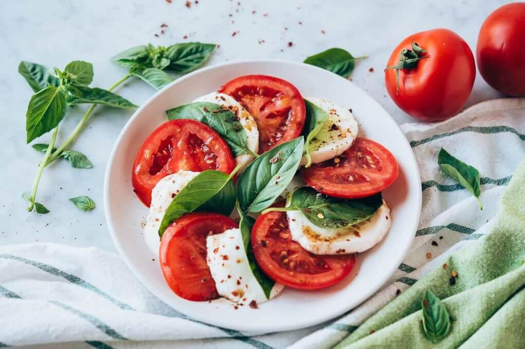 Ensalada caprese de mozzarella de búfala; Acompaña tu cena con una ensalada fresca y vibrante. La ensalada Caprese de mozzarella de búfala, tomate y albahaca fresca es una opción elegante y deliciosa que complementará perfectamente cualquier plato principal.Este Día de la Madre, demuestra tu amor y aprecio por mamá preparando una cena especial que celebre su increíble presencia en tu vida. Con estos menús cuidadosamente seleccionados, seguramente crearás recuerdos inolvidables mientras disfrutan juntos de una experiencia gastronómica inigualable.