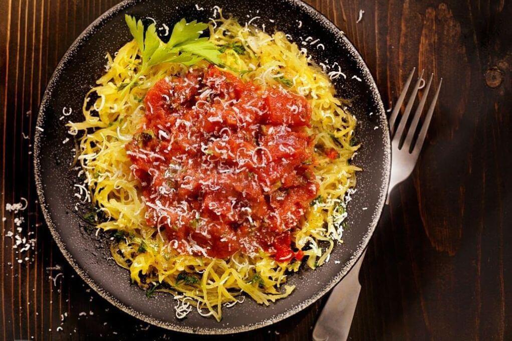 Espagueti de calabaza con salsa marinara: Sorprende a mamá con una alternativa saludable y deliciosa al clásico plato de pasta. El espagueti de calabaza, con su textura firme y sabor ligeramente dulce, se combina a la perfección con una salsa marinara casera llena de tomates maduros y hierbas frescas. Esta opción es una excelente manera de incorporar más vegetales a la dieta sin sacrificar el sabor.