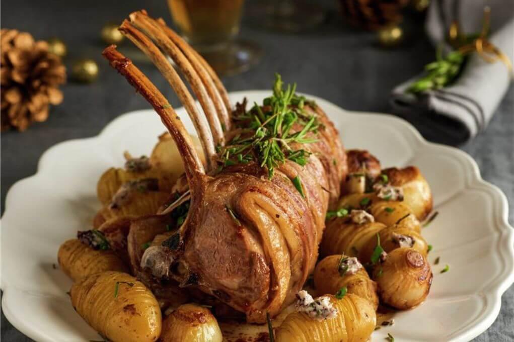 Cordero al horno con hierbas mediterráneas: Este plato clásico es perfecto para una cena elegante y refinada. El cordero se cocina lentamente en el horno con hierbas mediterráneas, adquiriendo un sabor y una textura incomparables. Una opción sofisticada que impresionará a mamá y a todos los invitados con su exquisito sabor y su presentación impecable.