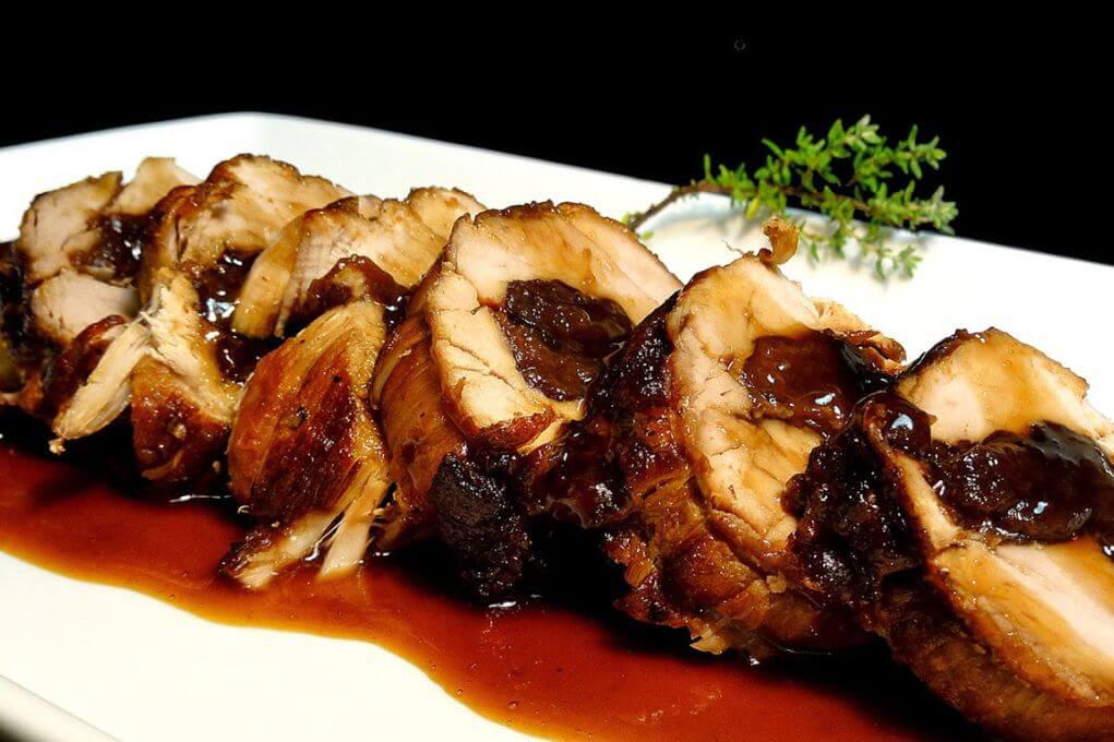 Solomillo de cerdo con salsa de ciruela: El solomillo de cerdo se sirve con una exquisita salsa de ciruela, creando una combinación de sabores dulces y salados que deleitará a todos los comensales. La carne tierna y jugosa se complementa a la perfección con la suavidad y la intensidad de la salsa, creando un plato elegante y sofisticado digno de una ocasión especial como el Día de la Madre.