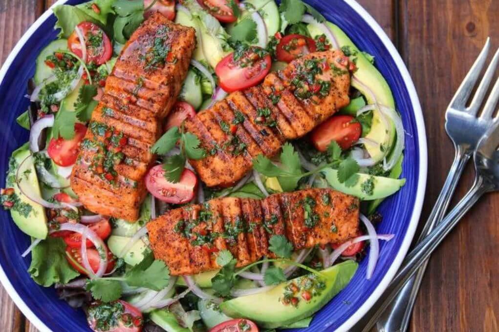 Salmón al horno con ensalada de aguacate y pepino: Para aquellos que deseen disfrutar de un plato principal ligero pero lleno de sabor, el salmón al horno es la elección ideal. El pescado se hornea a la perfección, resaltando su sabor natural y su textura tierna. Se sirve junto a una refrescante ensalada de aguacate y pepino, creando un equilibrio perfecto entre lo fresco y lo indulgente.