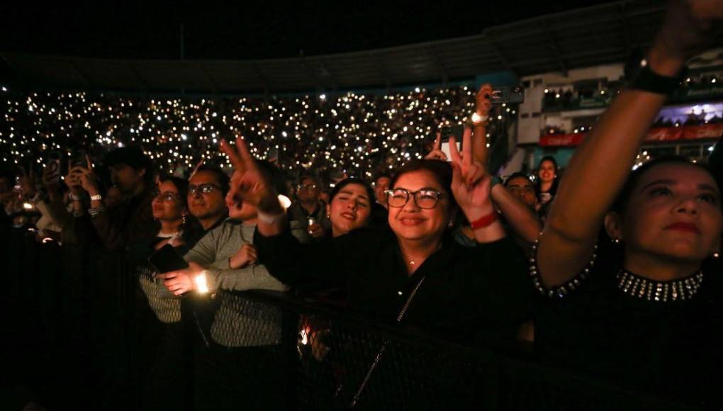 La noche se vio decorada entre miles de luces neón que iluminaban el ambiente desde las diferentes localidades del Estadio José de la Paz Herrera.