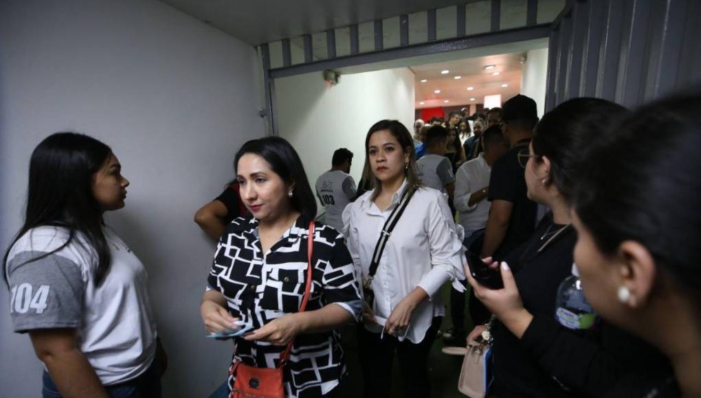 El ingreso al estadio comenzó desde horas antes de que iniciara el concierto para que los miles de fans pudieron ocupar sus lugares.