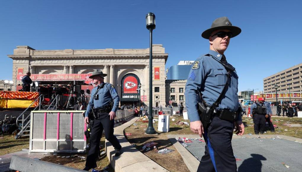 Entre los 21 heridos de bala, ocho están considerados en inmediato peligro de muerte, siete con heridas potencialmente mortales y seis con heridas menores, según detalló en rueda de prensa el jefe del Departamento de Bomberos de Kansas City, Ross Grundyson.