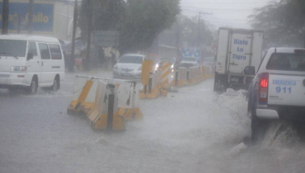 Y es que la convergencia de viento y humedad proveniente del mar Caribe y del océano Pacífico dejará como resultado la continuidad de las lluvias con actividad eléctrica en varias zonas de Honduras, según reportó el Centro de Estudios Atmosféricos, Oceanográficos y Sísmicos (Cenaos).