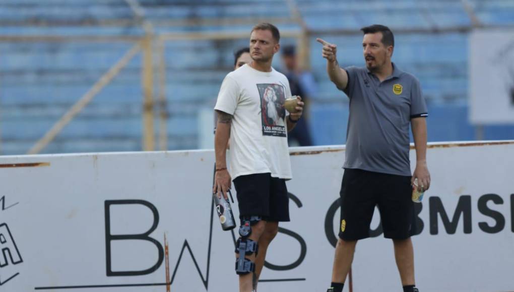 Sebastián Hernández llegó al estadio a pesar de su lesión.