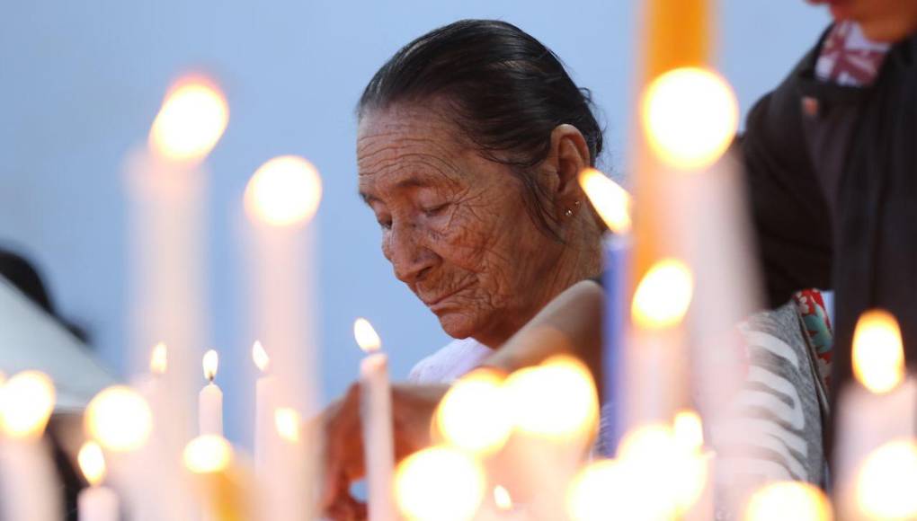 La figura de la Virgen se ha convertido en un símbolo unificador que trasciende las divisiones y conecta a la gente a través de su fe compartida.