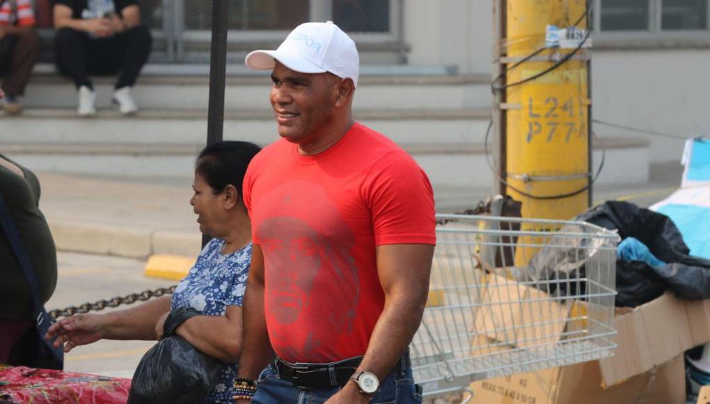 Mario Moncada, titular de la Comisión Nacional de Deportes, Educación Física y Recreación (Condepor), se sumó a la movilización portando una camisa con el rostro de Ernesto “Che” Guevara. 