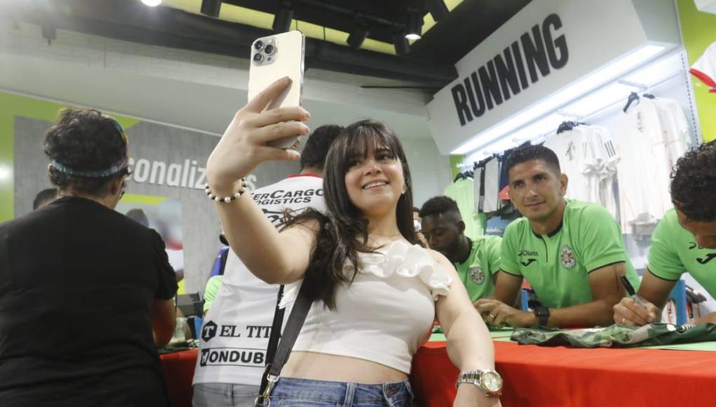 Las chicas también se hicieron presentes en la firma de autógrafos de los jugadores de Marathón. 