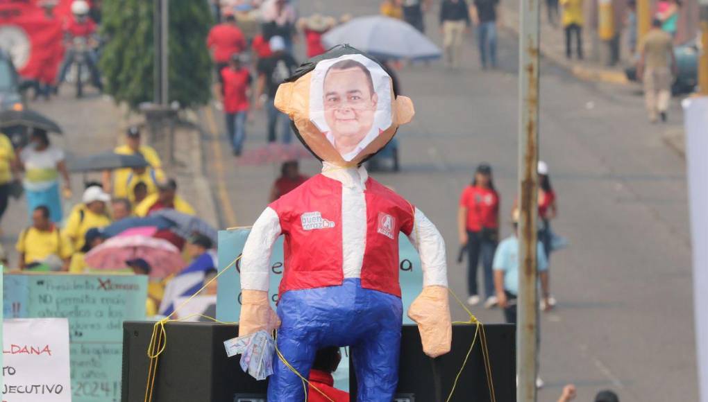 Una de las que más llamó la atención fue la de un monigote con el rostro del alcalde de la capital, Jorge Aldana. 