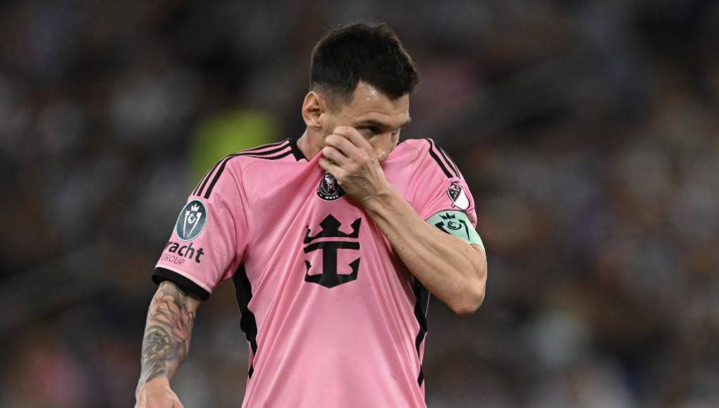 Casi al final del encuentro, Messi cobró un tiro libre que en el área que Diego Gómez aprovechó el no estar presionado por un defensor para con la testa marcar el 3-1 al 85.