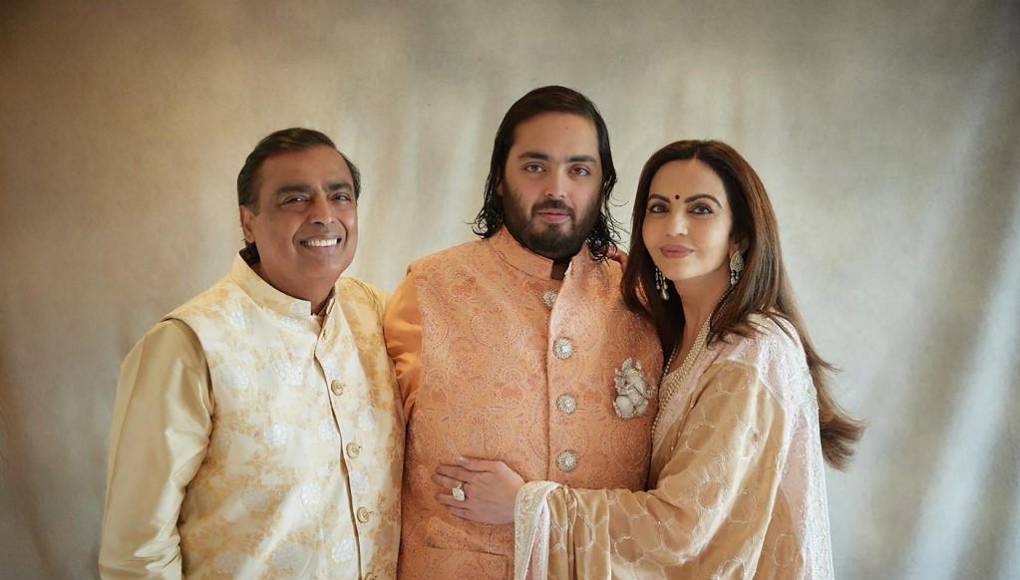 Las fiestas serán privadas, pero el despliegue de la que promete ser una de las bodas más grandes que la India ha visto hasta ahora son imposibles de ocultar, con detalles surgiendo en todos los medios locales que siguen lo que se considera el evento social del año. En la imagen, el joven Anant Ambani (centro) con sus padres Mukesh Ambani y Nita Ambani. 