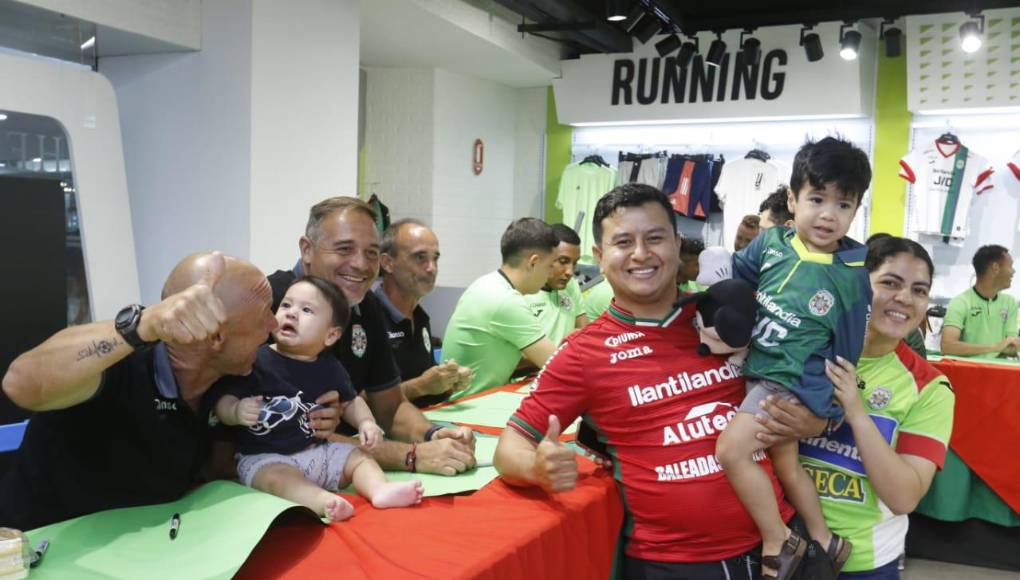 Las familias también se hicieron presentes en la firma de autógrafos. 