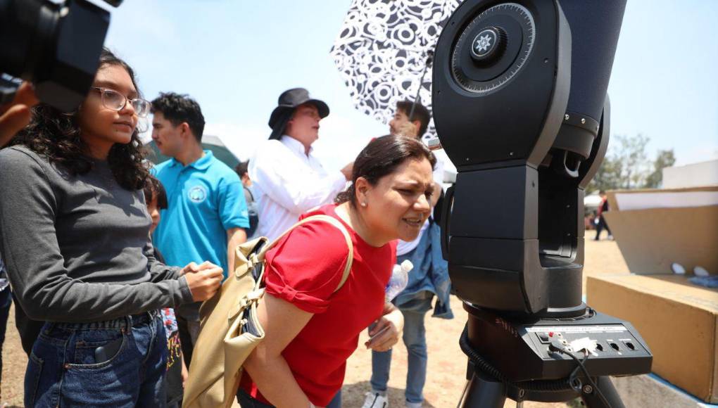 Una estudiante observa el fenómeno natural.
