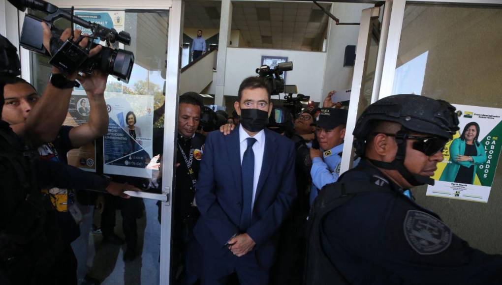  De acuerdo con la oficina de la Fiscalía del Distrito Sur de Florida, entre marzo de 2015 y hasta noviembre de 2019 pagaron sobornos a funcionarios del Gobierno hondureño, entre ellos a Cosenza, para obtener contratos relacionados a uniformes y otros bienes de la Policía Nacional de ese país.