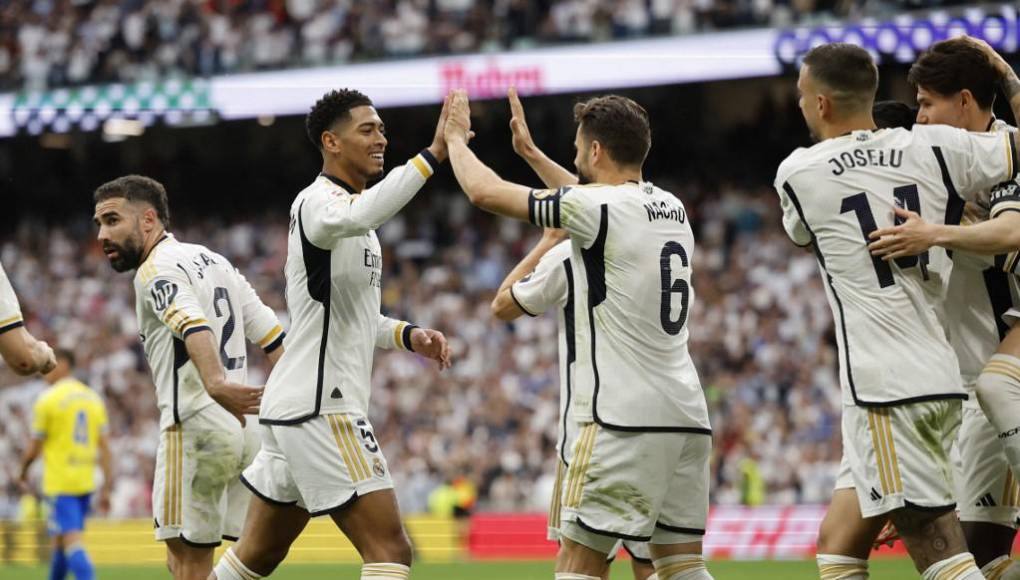 El <b>Real</b> <b>Madrid</b> ganó matemáticamente su 36º título de la Liga española de fútbol tras ganar 3-0 al Cádiz en la 34ª jornada y la derrota posterior del defensor del título, el Barcelona, por 4-2 en un derbi en Girona.