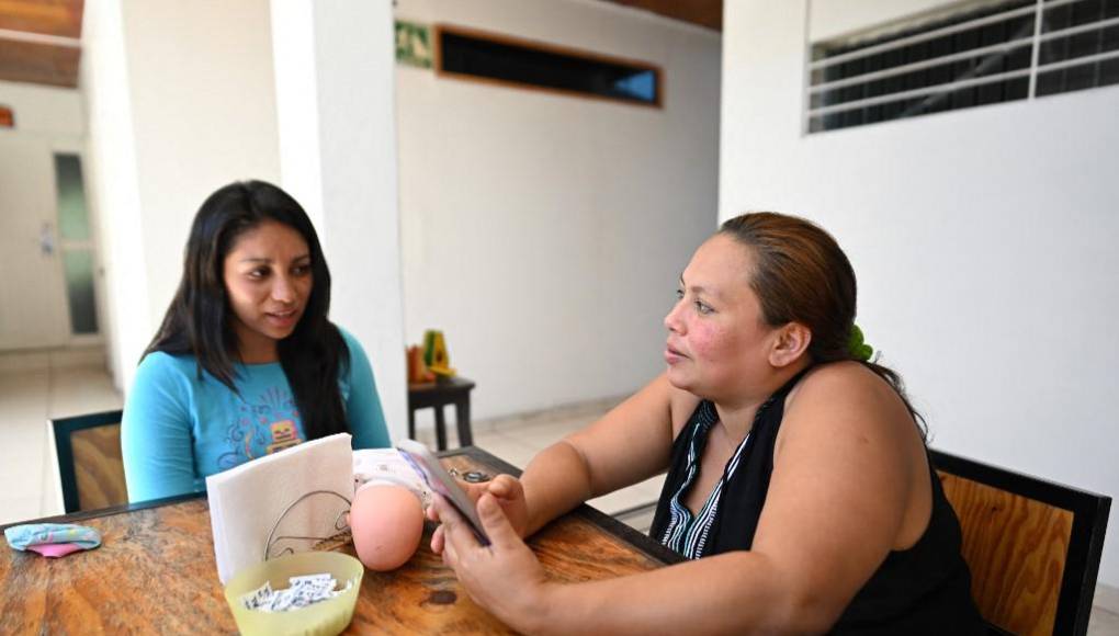 A Lilian la detuvieron en el hospital donde acababa de parir y a Alba en el funeral de su bebé. Acusadas de matarlos, fueron condenadas a 30 años de cárcel en El Salvador, donde abortos y urgencias obstétricas se castigan como un crimen.