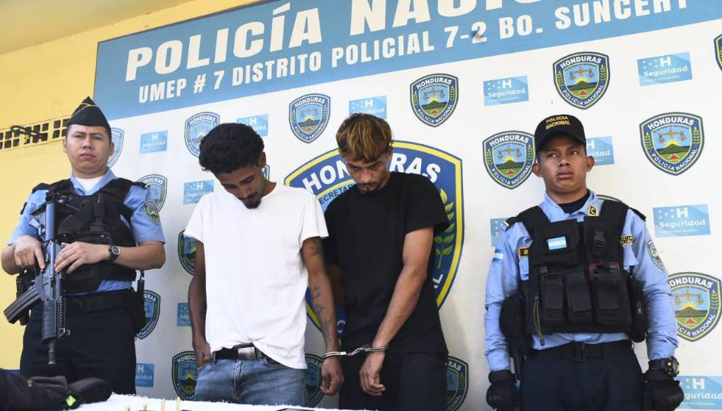 Agentes de la Policía capturaron esta mañana a dos individuos cuando asaltaban a los pasajeros de un bus urbano.
