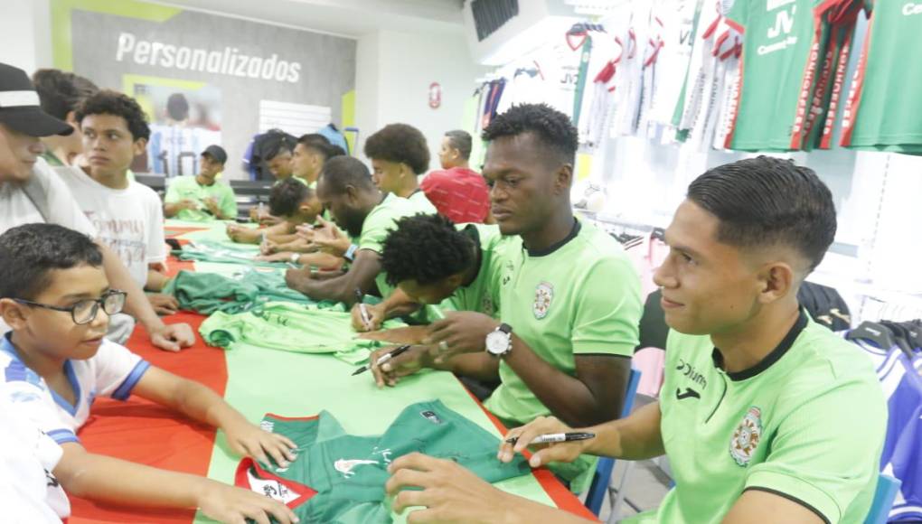 Los pequeños también asistieron a conocer a los jugadores del Monstruo Verde. 